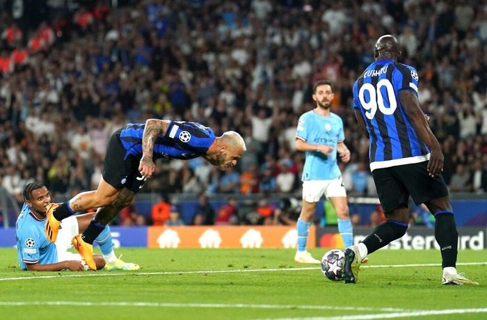 Trong thế bị Man City dẫn bàn, Di Marco bay người đánh đầu cận thành nhưng bóng vô tình đập trúng chân Lukaku bật ra