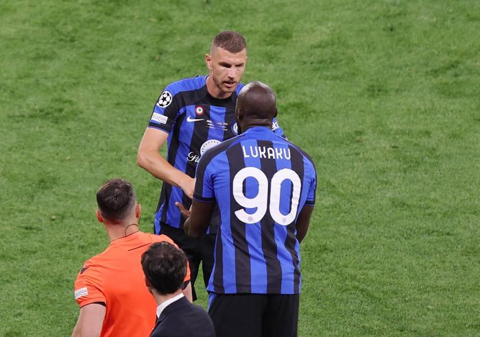 HLV Inzaghi tung Lukaku vào sân phút 57 thay Dzeko
