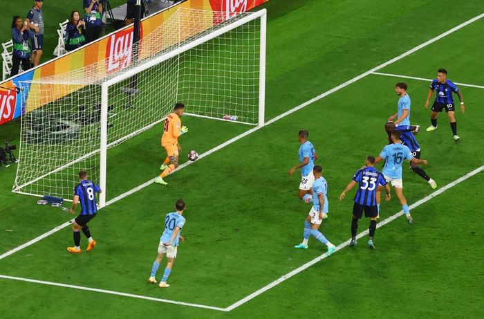 Tiếc rằng, pha đánh đầu căng cận thành lại đi đúng vào vị trí thủ môn Ederson