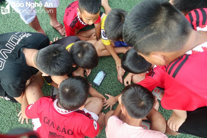 Các cầu thủ nhí Nhi đồng Cửa Lò xem lại trận đấu để rút kinh nghiệm. Ảnh: Thanh Phúc