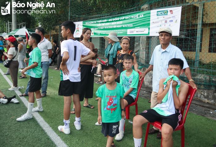 Vẻ buồn bã hiện rõ trên khuôn mặt của các cầu thủ Thiếu niên Kỳ Sơn. Ảnh: Thanh Phúc