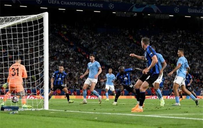 Lukaku bỏ lỡ cơ hội ngon ăn khi đánh đầu thẳng vào vị trí của Ederson