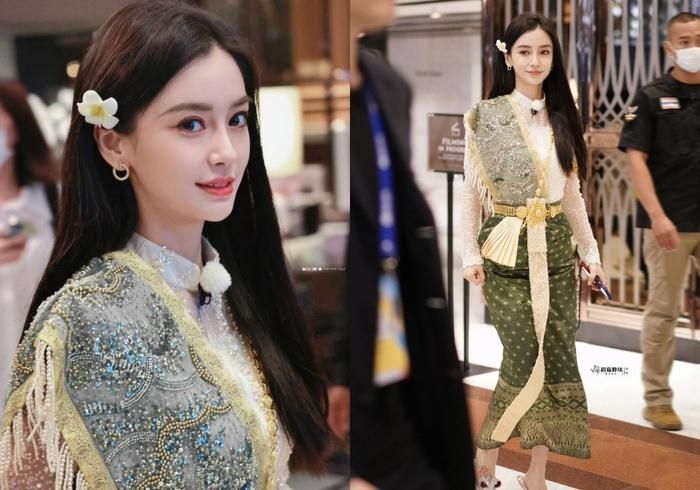 Angela Baby trở thành tâm điểm, lấn át các mỹ nhân khác trong đoàn với gương mặt đẹp bất chấp hình chụp vội của fan. Fan xứ chùa vàng đều khen ngợi nữ diễn viên vì trông cô rất hợp với trang phục truyền thống thường gắn liền sắc vàng của Thái Lan