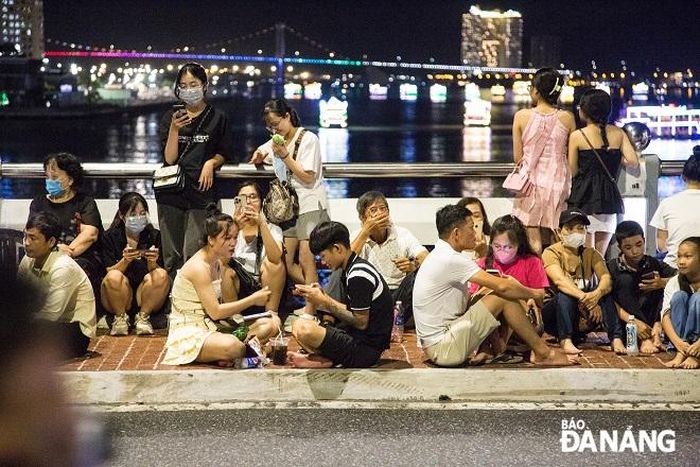 Người dân, du khách đến cầu Sông Hàn từ sớm để đợi xem pháo hoa của hai đội đến từ Canada và Pháp.