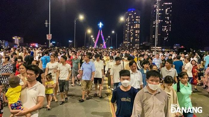 Đông nghịt người dân, du khách xem pháo hoa trên cầu Sông Hàn tối 10-6.
