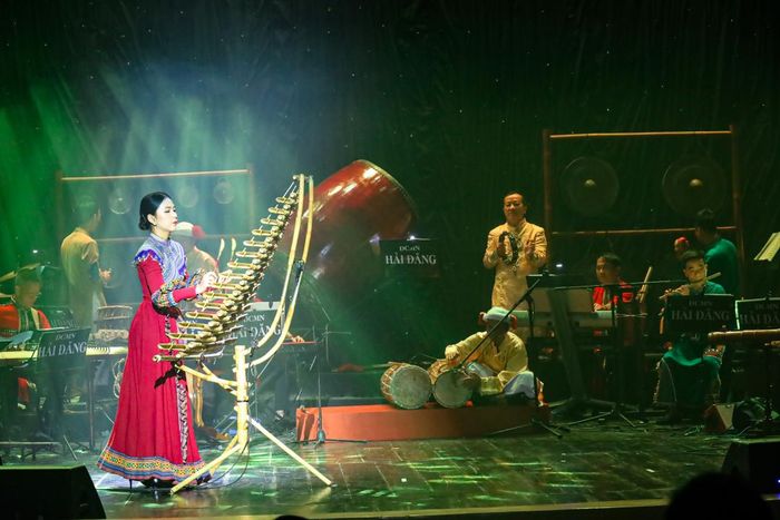 Nghệ sĩ Ngô Trần Phương Linh biểu diễn đàn T’rưng.