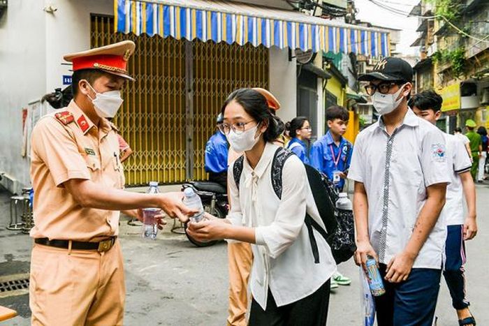 Công an Hà Nội hỗ trợ thí sinh tại các điểm thi. Ảnh: Phong Sơn.