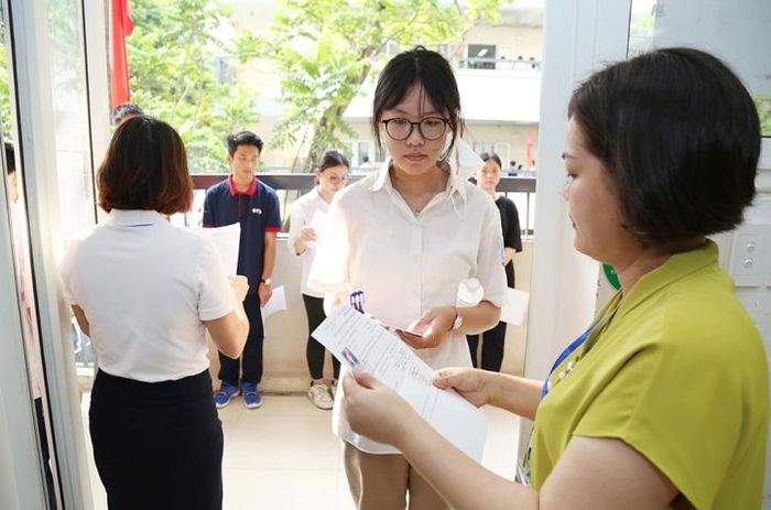 Thí sinh tham gia thi vào lớp 10 Hà Nội. (Ảnh minh họa)