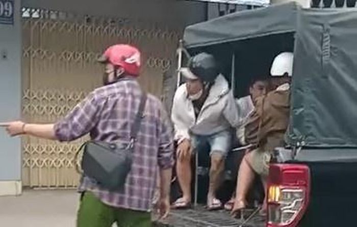  Nhóm người bị đưa về trụ sở công an. Ảnh: Người dân cung cấp. 