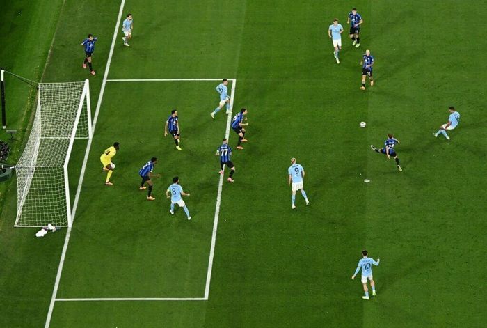  Rodri điềm tĩnh hạ hạ gục hàng thủ Inter từ tuyến hai. Ảnh: Reuters.