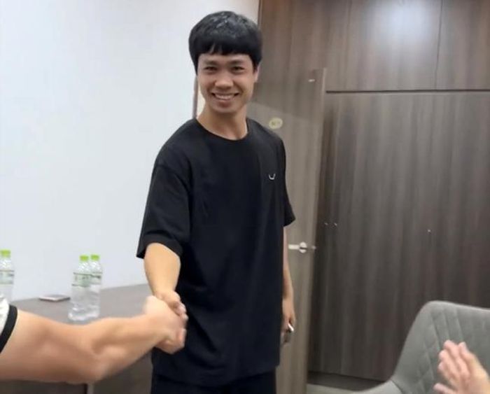 Công Phượng bắt tay đồng đội trong ngày hội quân