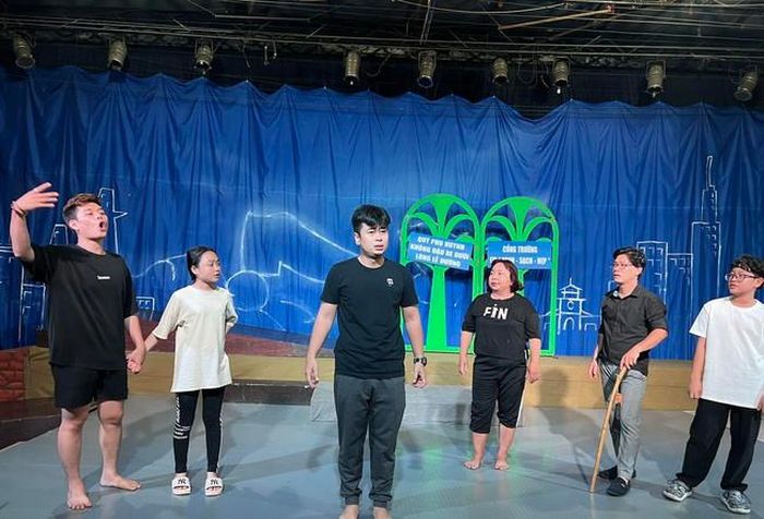 Vở thiếu nhi “Ve ve chành chành” đang trên sàn tập
