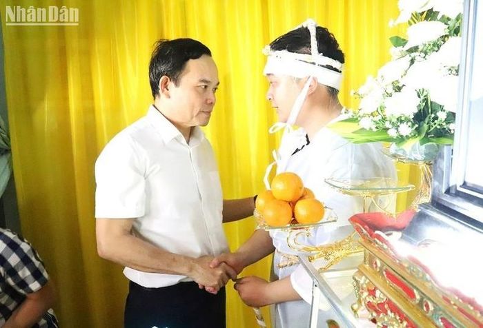 Phó Thủ tướng Trần Lưu Quang thăm hỏi và chia buồn với người thân các nạn nhân. 
