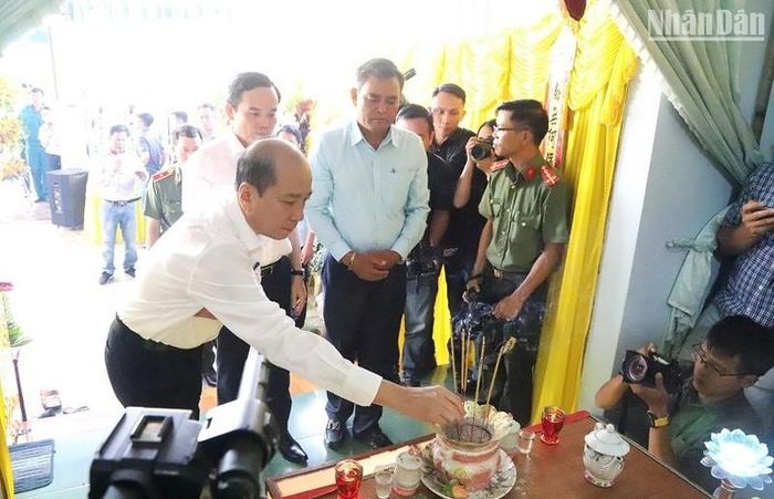 Chủ tịch Ủy ban nhân dân tỉnh Đắk Lắk Phạm Ngọc Nghị thắp hương viếng các nạn nhân trong vụ việc.