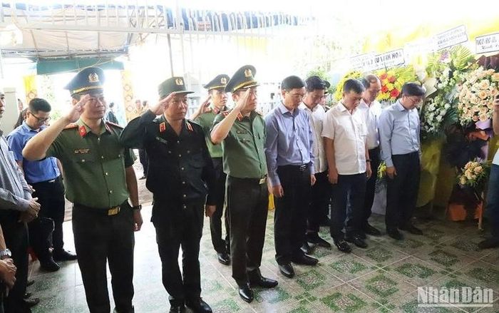 Đoàn công tác của Bộ Công an và Tỉnh ủy Đắk Lắk viếng, thăm hỏi và chia buồn với gia đình đồng chí Nguyễn Văn Kiên, Bí thư Đảng ủy, Chủ tịch Hội đồng nhân dân xã Ea Ktur.