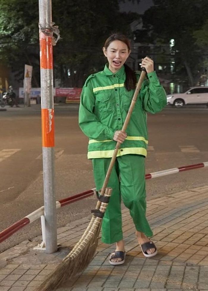 Thùy Tiên là người thích công việc, không muốn lãng phí ngày nào. Có ngày rảnh là cô kiếm chuyện để làm, tận dụng hết thời gian. Thùy Tiên đã thực hiện series Đu đêm để trải nghiệm nhiều công việc như bán mực chiên, bán hoa Tết, làm công nhân vệ sinh, chạy xe ôm công nghệ, bán rau.