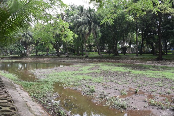 Tình trạng hồ nước cạn khô, trơ đáy xảy ra gần 2 tháng nay.