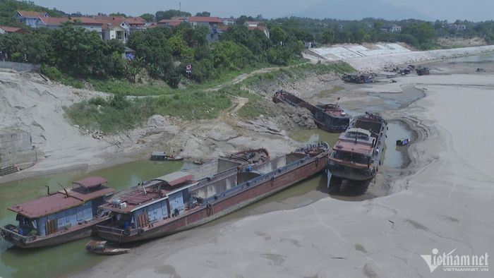 Đoạn sông qua cầu Trung Hà (nối Phú Thọ và Hà Nội), một số thuyền bị 'mắc cạn'.