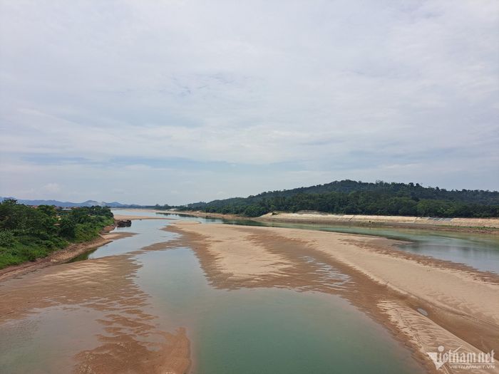 Tại sông Đà, đoạn qua xã Đồng Trung, huyện Thanh Thủy, Phú Thọ, dòng chảy của sông đã bị thu hẹp, để lại những cồn cát dài cả trăm mét. 
