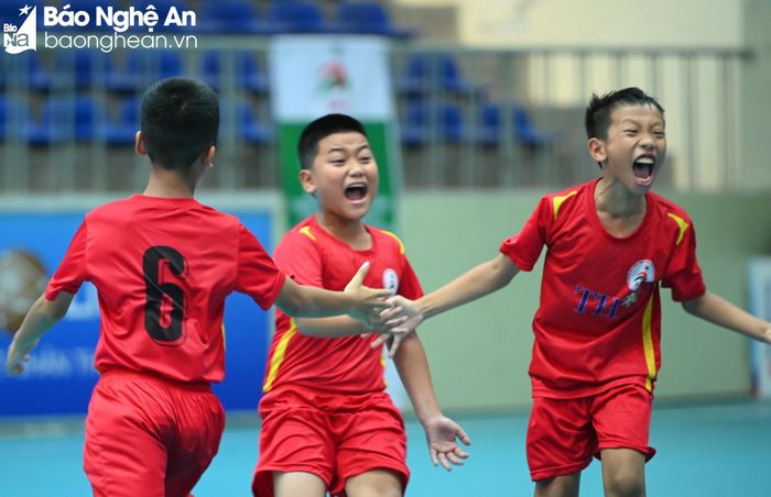 Niềm vui chiến thắng của các cầu thủ nhí phố biển Cửa Lò. Ảnh: Thành Cường