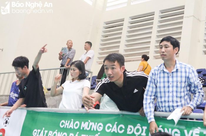 Cổ động viên Thanh Chương liên tục chỉ đạo các cầu thủ nhí. Ảnh: Thanh Phúc