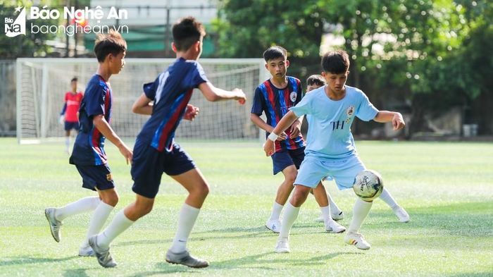 Cầu thủ đội thiếu niên Cửa Lò tổ chức phòng thủ, vây ráp tiền đạo đội thiếu niên Yên Thành. Ảnh: Đức Anh
