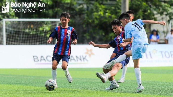 Tình huống cầu thủ mang áo số 11 Trần Văn Huy của đội thiếu niên Yên Thành ghi bàn nâng tỷ số lên 4-0. Ảnh: Đức Anh