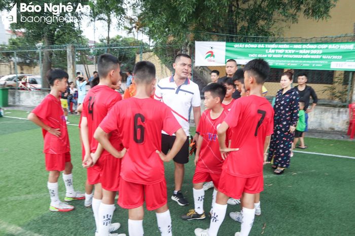 HLV thiếu niên thành phố Vinh hội ý cùng các cầu thủ. Ảnh: Thanh Phúc