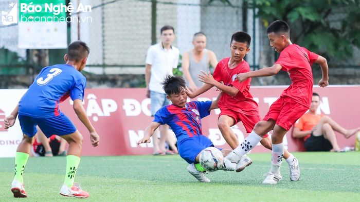 Các cầu thủ thiếu niên Đô Lương đối mặt với các cầu thủ thiếu niên thành phố Vinh. Ảnh: Đức Anh