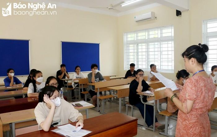 Cán bộ coi thi phổ biến quy chế thi cho thí sinh. Ảnh: Mỹ Hà