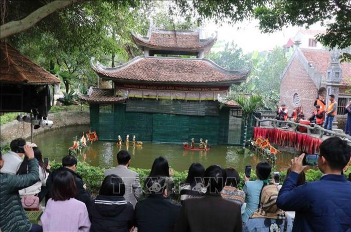 Du khách xem rối nước tại Trung tâm bảo tồn văn hóa dân gian Luy Lâu, huyện Thuận Thành, tỉnh Bắc Ninh.