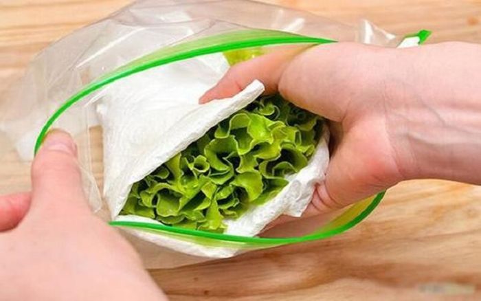 Mẹo bảo quản rau tươi lâu bằng giấy
