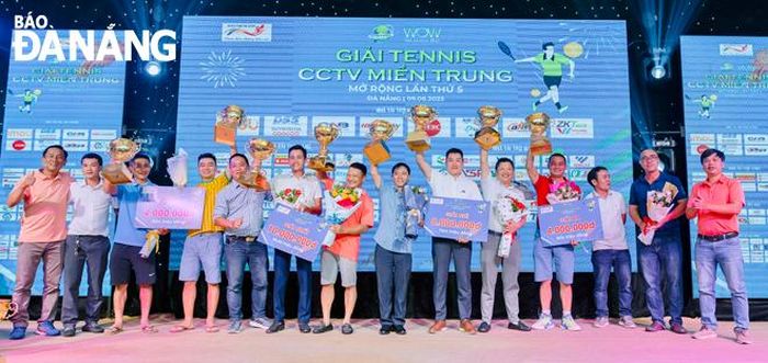 Trao thưởng cho các vận động viên.