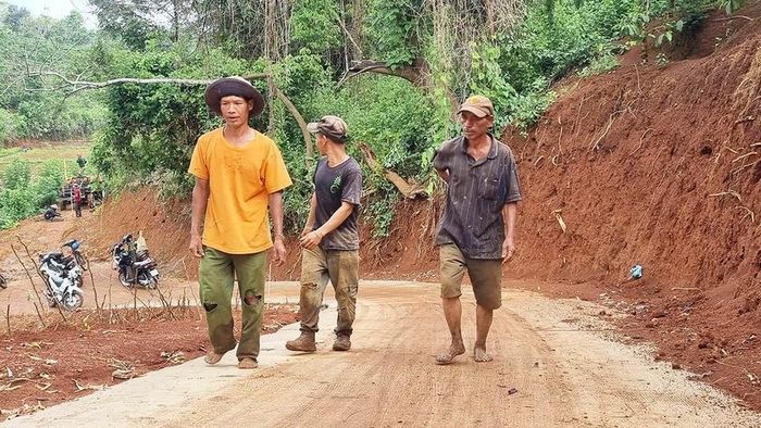 Người dân làng Tul Đoa rất phấn khởi khi con đường dẫn vào khu sản xuất và giọt nước được bê tông hóa. Ảnh: Hà Phương