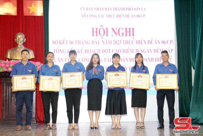 Các tập thể nhận giấy khen của Thành đoàn.