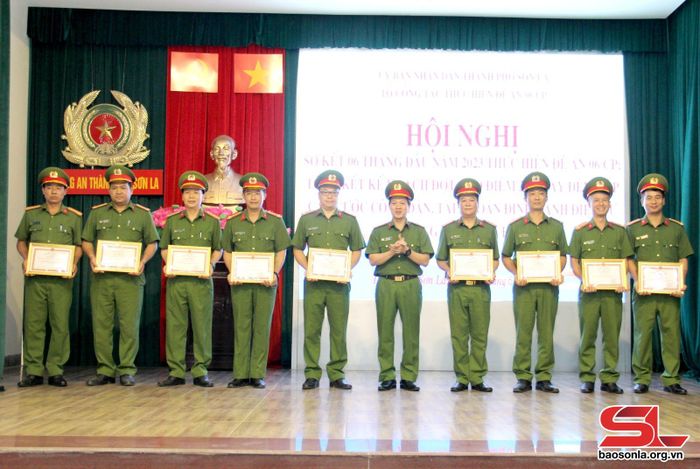 Các tập thể nhận giấy khen của Giám đốc Công an tỉnh.