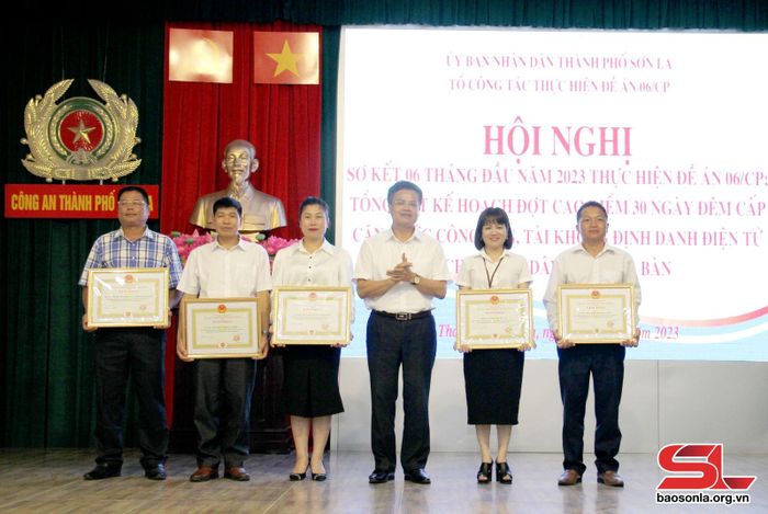 Đồng chí Chủ tịch UBND Thành phố tặng giấy khen các tập thể.