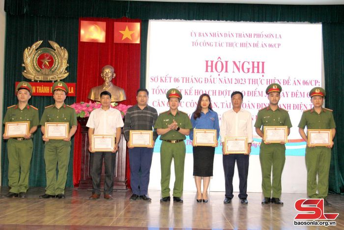 Các cá nhân nhận giấy khen của Giám đốc Công an tỉnh.