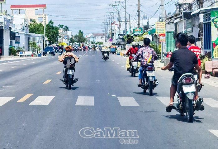  Thiếu niên, học sinh là độ tuổi bốc đồng, háo thắng, thích thể hiện, trong đó có việc điều khiển phương tiện giao thông, nguy cơ dẫn đến va chạm, tai nạn rất cao. (Ảnh chụp tại địa bàn xã Tắc Vân)