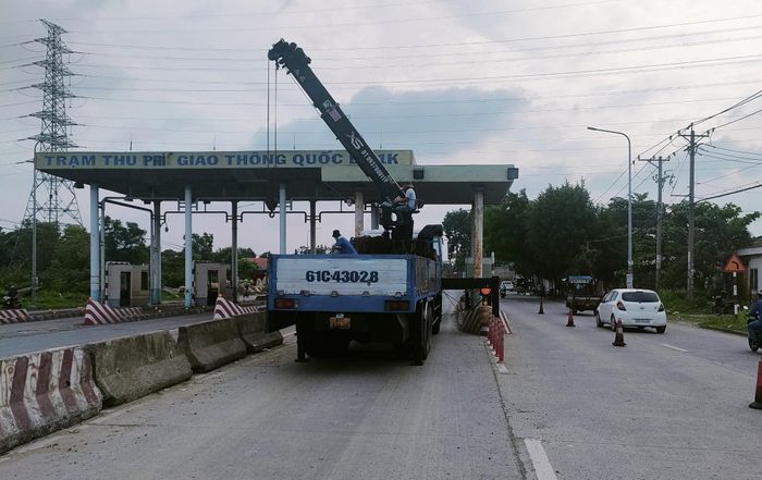 Công ty TNHH BOT quốc lộ 1K đang tháo dỡ trạm thu phí quốc lộ 1k đặt trên địa phận thành phố Biên Hòa.