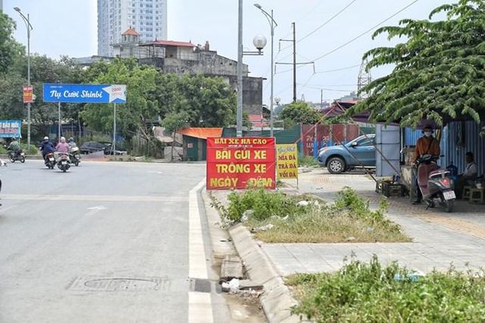 Bãi đỗ xe không phép tại khu vực cổng sau Bệnh viện K cơ sở Tân Triều. Ảnh minh họa.