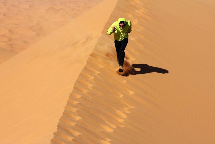 Một cuộc thi chạy marathon băng qua một phần của sa mạc Sahara đã được tổ chức với tên gọi là Marathon Des Sables. Cuộc thi tổ chức trong 7 ngày qua một tuyến đường dài 250 km. Trở ngại lớn nhất đối với các tuyển thủ không phải là khoảng cách, mà là cái nóng lên tới 50 độ C. 