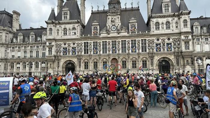 Tòa thị chính Paris, một điểm dừng chân của đoàn diễu hành. Ảnh: Thu Hà-PV TTXVN tại Pháp