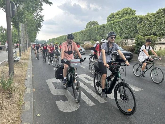 Đông đảo người dân Paris và các vùng lân cận tham gia cuộc diễu hành "Hội tụ vùng Paris 2023". Ảnh: Thu Hà- PV TTXVN tại Pháp