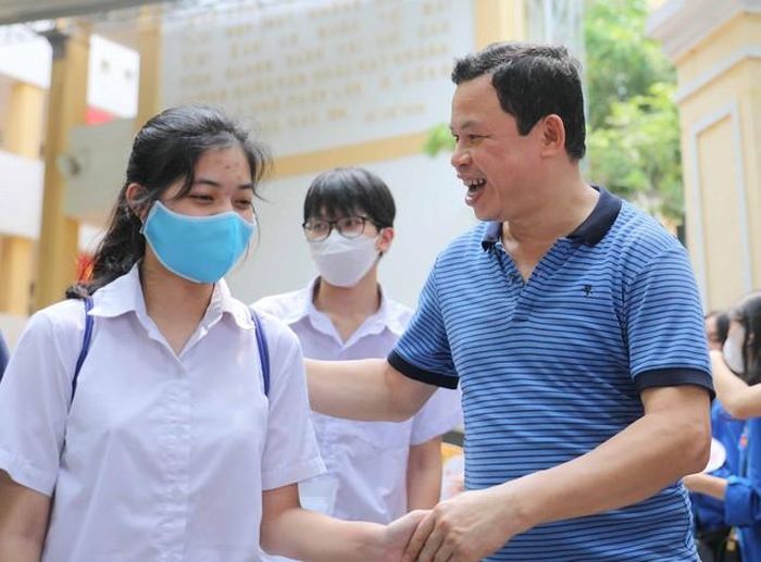 Anh Nguyễn Tuấn Long đón và chúc mừng con gái hoàn thành kỳ thi. Ảnh: Thanh Tùng - TTXVN