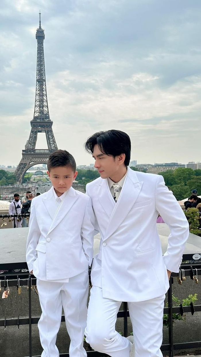 Đan trường chụp cùng con trai dưới tháp Eiffel