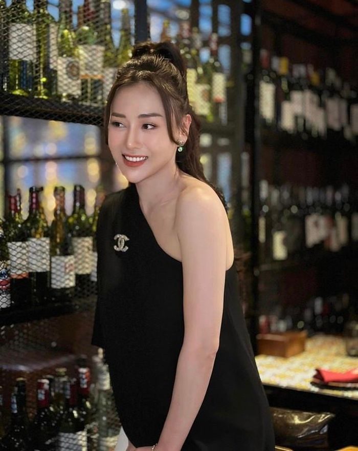 Bộ đồ rộng rãi, không ôm sát như mọi khi của cô nàng khiến dân mạng đồn thổi việc mang thai