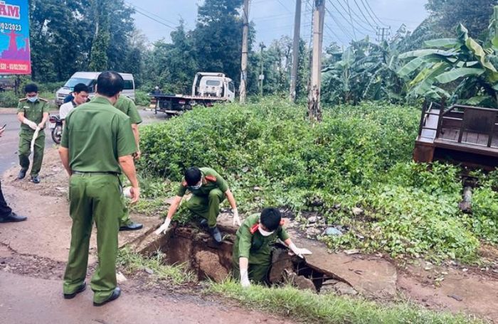Cơ quan chức năng khám nghiệm hiện trường nơi người dân bị nhóm đối tượng sát hại. Ảnh: CAND