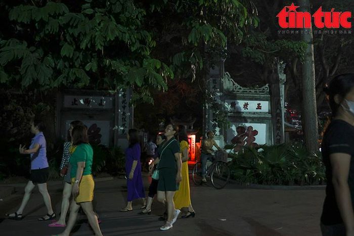 Hạn hán, thiếu nước kéo dài làm lưu lượng nước về các hồ thủy điện giảm, gây thiếu điện.
