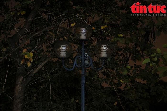 Toàn bộ hệ thống đèn trang trí, quảng cáo gắn trên cột đèn đường... đều tắt.